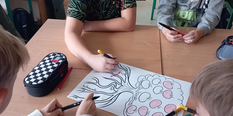 Powiększ grafikę: Uczniowie podczas warsztatów