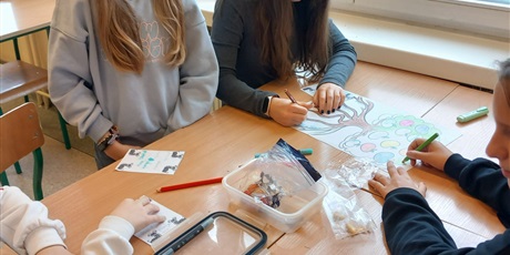 Powiększ grafikę: Uczniowie podczas warsztatów