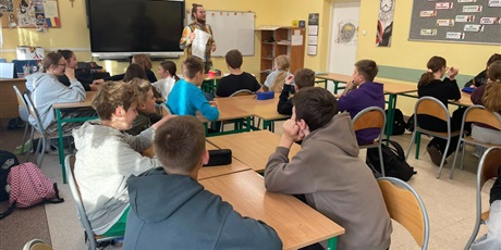 Powiększ grafikę: Uczniowie podczas warsztatów