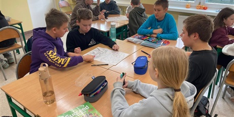 Powiększ grafikę: Uczniowie podczas warsztatów