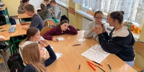 Powiększ grafikę: Uczniowie podczas warsztatów