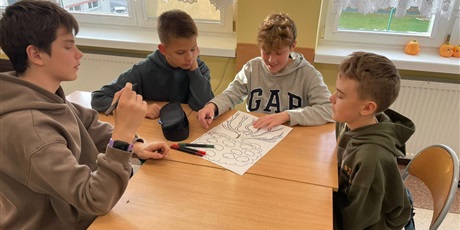 Powiększ grafikę: Uczniowie podczas warsztatów