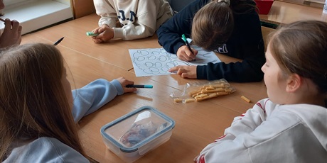 Powiększ grafikę: Uczniowie podczas warsztatów