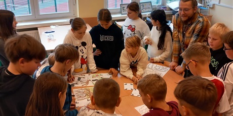 Powiększ grafikę: Uczniowie podczas warsztatów