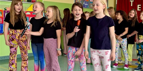 Powiększ grafikę: Uczniowie podczas występu.