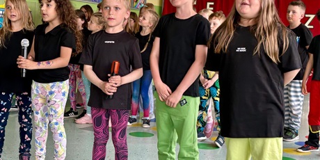 Powiększ grafikę: Uczniowie podczas występu.