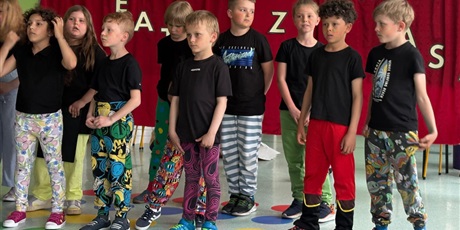Powiększ grafikę: Uczniowie podczas występu.