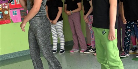 Powiększ grafikę: Uczniowie podczas występu.