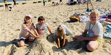 Powiększ grafikę: Wyjście uczniów klas 2 na plażę