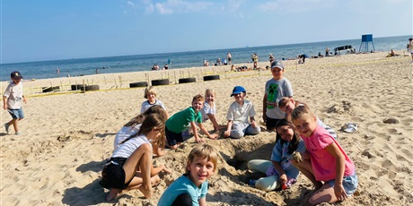 Powiększ grafikę: Wyjście uczniów klas 2 na plażę