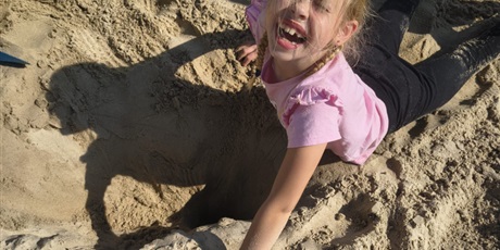 Powiększ grafikę: Wyjście uczniów klas 2 na plażę