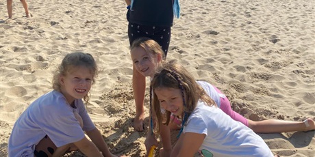 Powiększ grafikę: Wyjście uczniów klas 2 na plażę