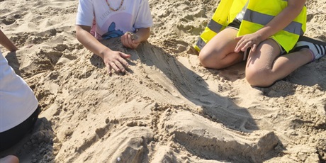Powiększ grafikę: Wyjście uczniów klas 2 na plażę