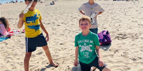 Powiększ grafikę: Wyjście uczniów klas 2 na plażę