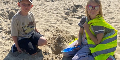 Powiększ grafikę: Wyjście uczniów klas 2 na plażę