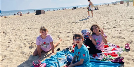 Powiększ grafikę: Wyjście uczniów klas 2 na plażę