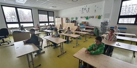 Powiększ grafikę: Uczniowie podczas konkursu