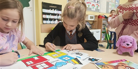 Powiększ grafikę: Dzieci podczas zajęć