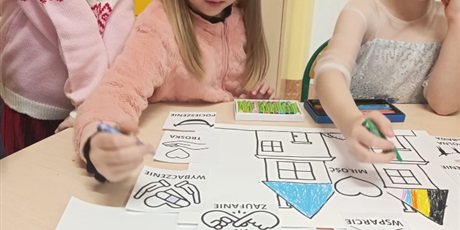 Powiększ grafikę: Dzieci podczas zajęć