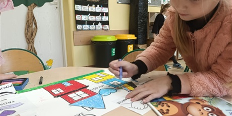 Powiększ grafikę: Dzieci podczas zajęć