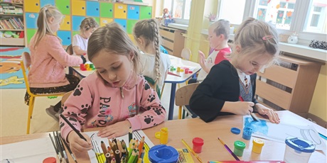 Powiększ grafikę: Dzieci podczas zajęć