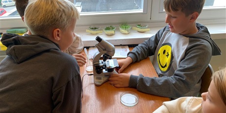 Powiększ grafikę: Lekcja biologii w klasie 5.