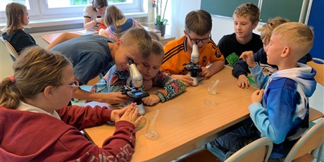 Powiększ grafikę: Lekcja biologii w klasie 5.