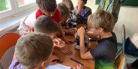 Powiększ grafikę: Lekcja biologii w klasie 5.