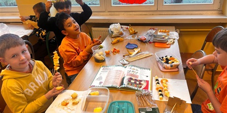 Powiększ grafikę: Dzieci podczas zajęć