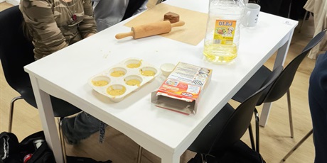 Powiększ grafikę: Klasa 7a podczas zajęć w pracowni kulinarnej