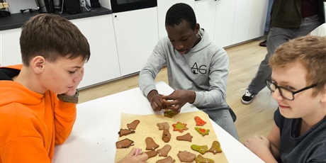 Powiększ grafikę: Klasa 7a podczas zajęć w pracowni kulinarnej