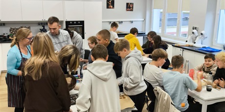 Powiększ grafikę: Klasa 7a podczas zajęć w pracowni kulinarnej