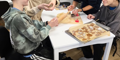 Powiększ grafikę: Klasa 7a podczas zajęć w pracowni kulinarnej