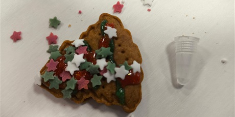 Powiększ grafikę: Klasa 7a podczas zajęć w pracowni kulinarnej