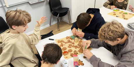 Powiększ grafikę: Klasa 7a podczas zajęć w pracowni kulinarnej