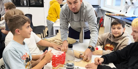 Powiększ grafikę: Klasa 7a podczas zajęć w pracowni kulinarnej