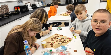 Powiększ grafikę: Klasa 7a podczas zajęć w pracowni kulinarnej