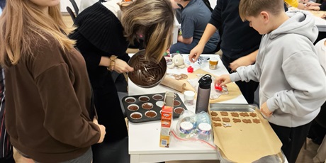 Powiększ grafikę: Klasa 7a podczas zajęć w pracowni kulinarnej