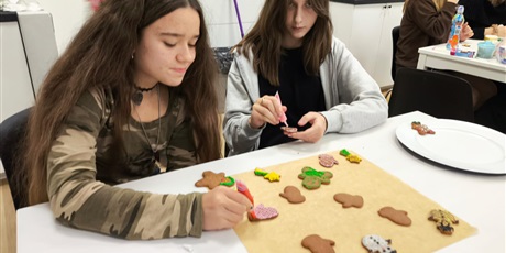 Powiększ grafikę: Klasa 7a podczas zajęć w pracowni kulinarnej