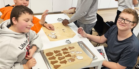 Powiększ grafikę: Klasa 7a podczas zajęć w pracowni kulinarnej