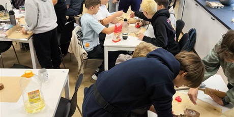 Powiększ grafikę: Klasa 7a podczas zajęć w pracowni kulinarnej
