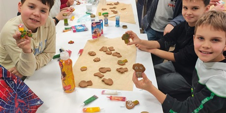 Powiększ grafikę: Uczniowie podczas pieczenia pierniczków