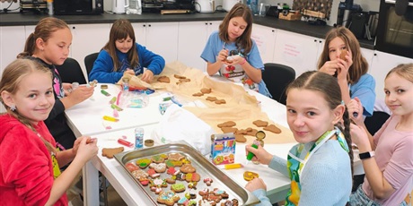 Powiększ grafikę: Uczniowie podczas pieczenia pierniczków
