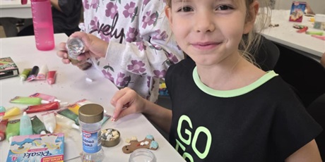 Powiększ grafikę: Przygotowywanie pierników przez uczniów klasy 1a