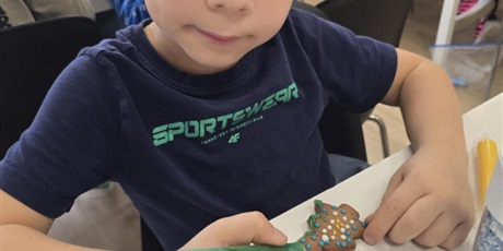 Powiększ grafikę: Przygotowywanie pierników przez uczniów klasy 1a