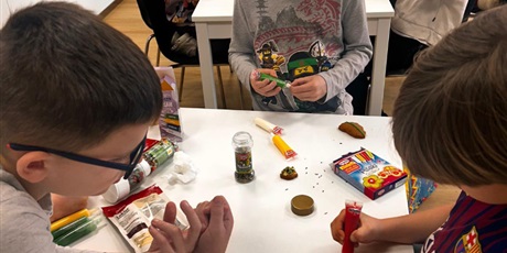 Powiększ grafikę: Przygotowywanie pierników przez uczniów klasy 1a