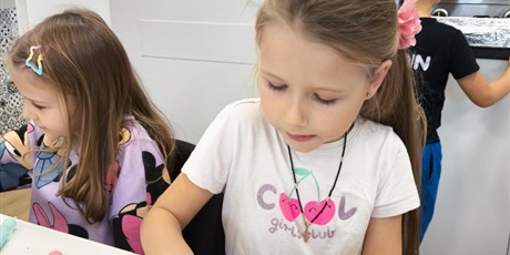 Powiększ grafikę: Przygotowywanie pierników przez uczniów klasy 1a