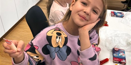 Powiększ grafikę: Przygotowywanie pierników przez uczniów klasy 1a