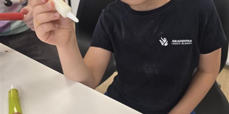 Powiększ grafikę: Przygotowywanie pierników przez uczniów klasy 1a