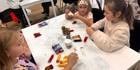 Powiększ grafikę: Przygotowywanie pierników przez uczniów klasy 1a